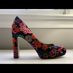 Tahari Brentwood Pump Heel 7.5. Black/multicolor